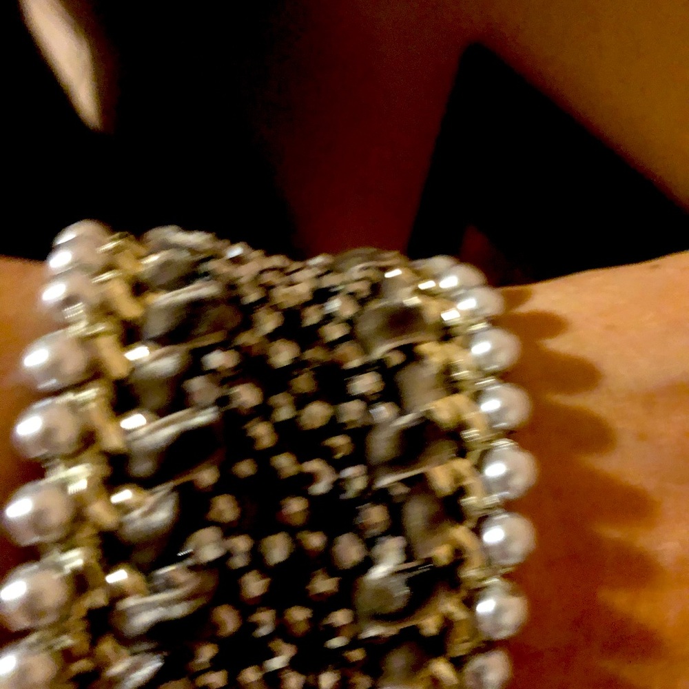 Bracelet. NWT. Dark Grey and White Pearls.